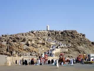 MENGAPA JABAL RAHMAH DISEBUT TEMPAT BERTEMUNYA ADAM DAN HAWA?