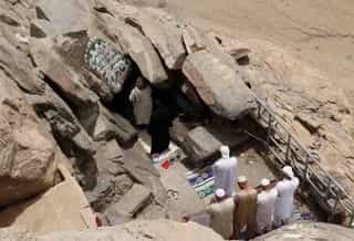 MENYINGKAP KISAH TURUNNYA AL-QUR’AN DI GUA HIRA