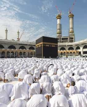 Hukum Shalat Dengan Kain Ihram dan Menunda Tahalul Dari Umroh